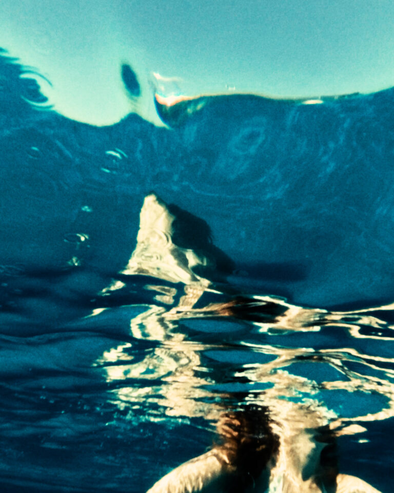 A body at the surface, light through water